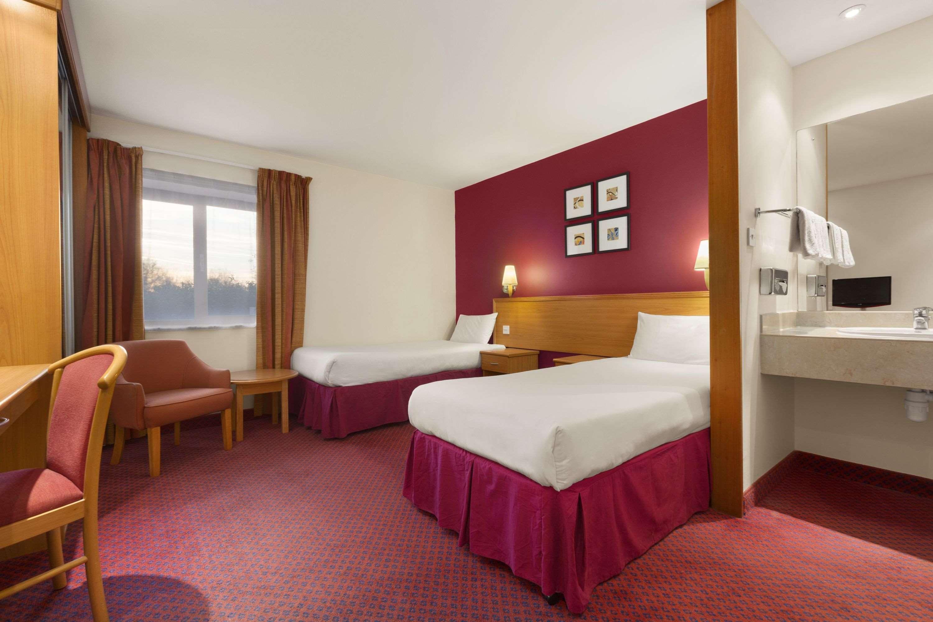 Days Inn Stevenage North Baldock Exteriör bild