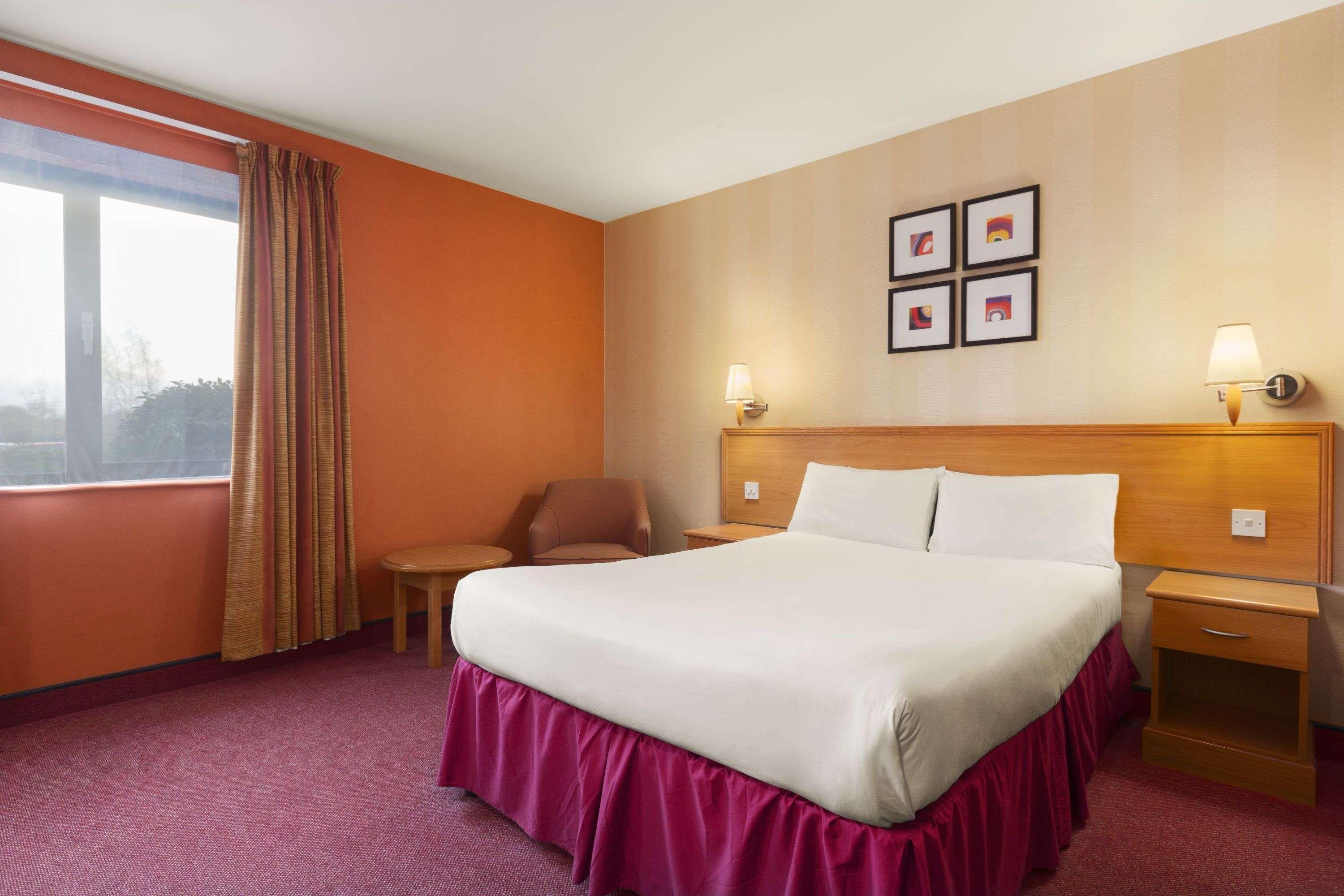 Days Inn Stevenage North Baldock Exteriör bild