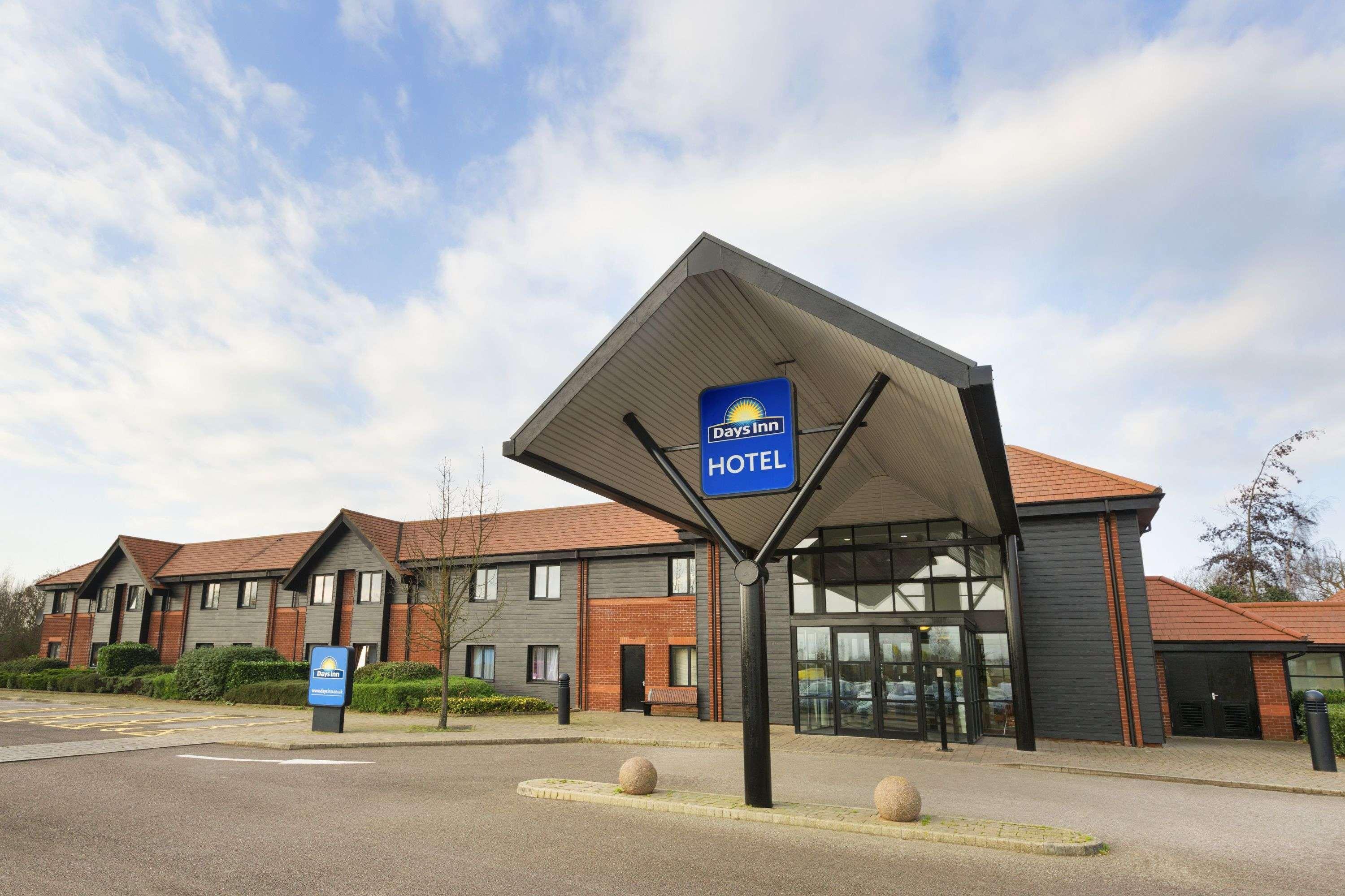 Days Inn Stevenage North Baldock Exteriör bild
