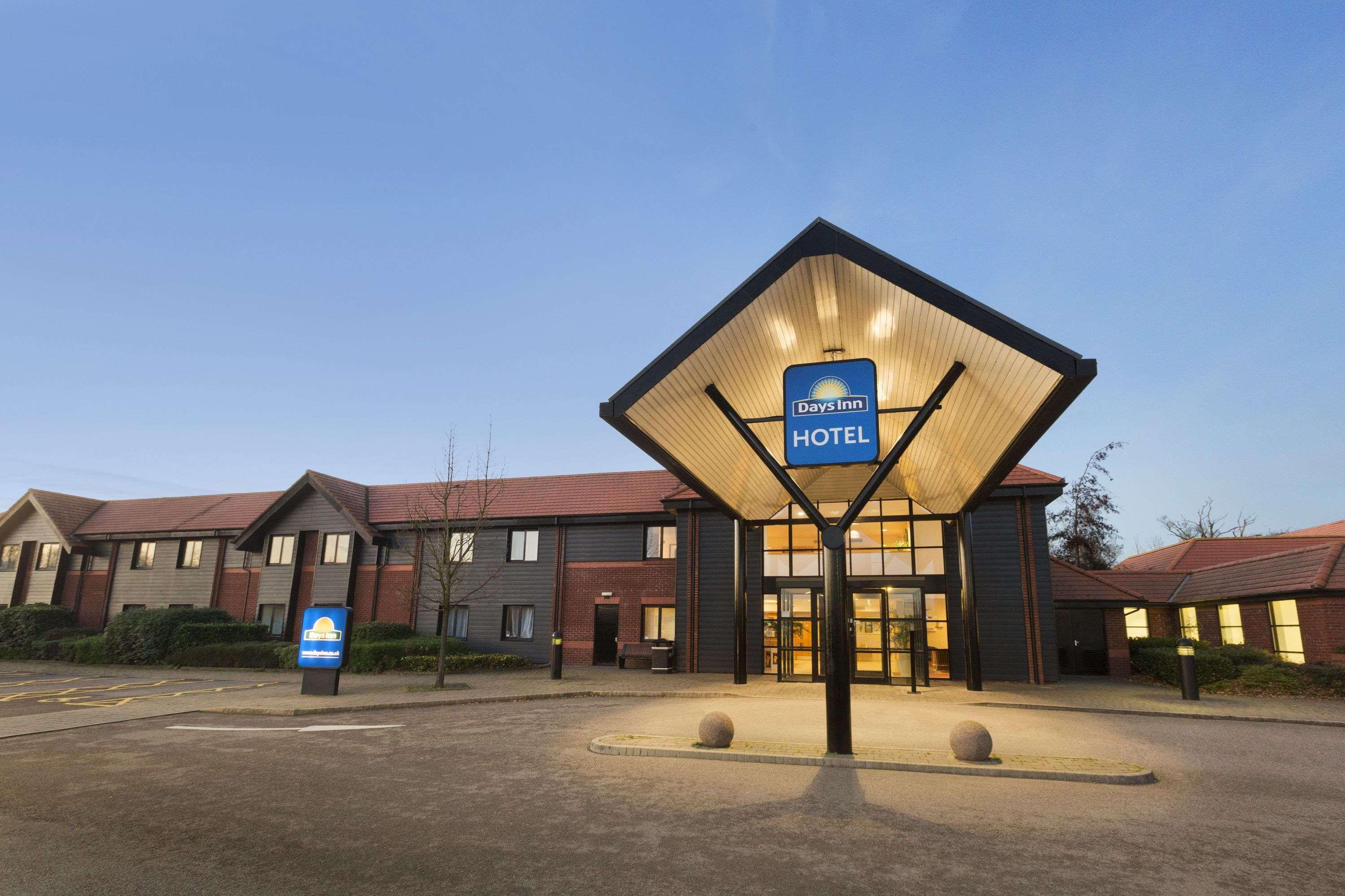 Days Inn Stevenage North Baldock Exteriör bild