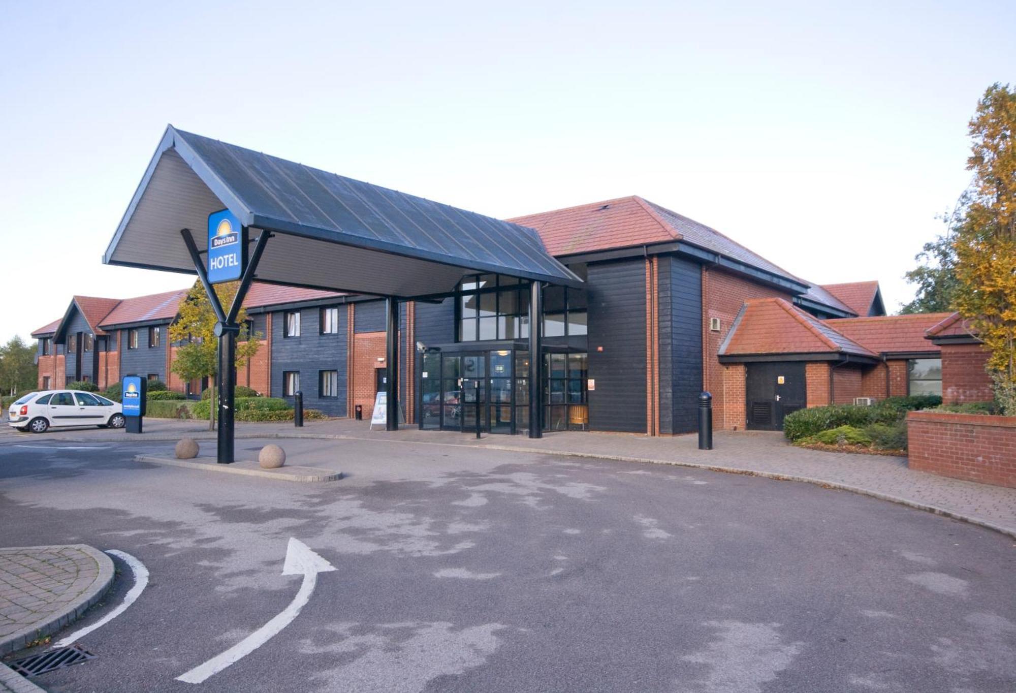 Days Inn Stevenage North Baldock Exteriör bild