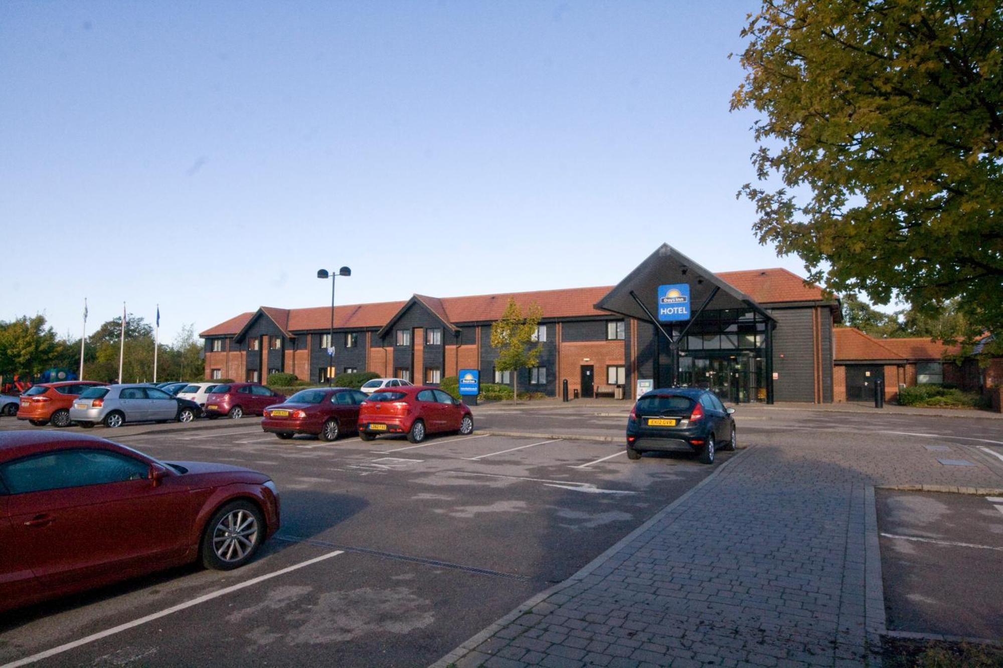 Days Inn Stevenage North Baldock Exteriör bild