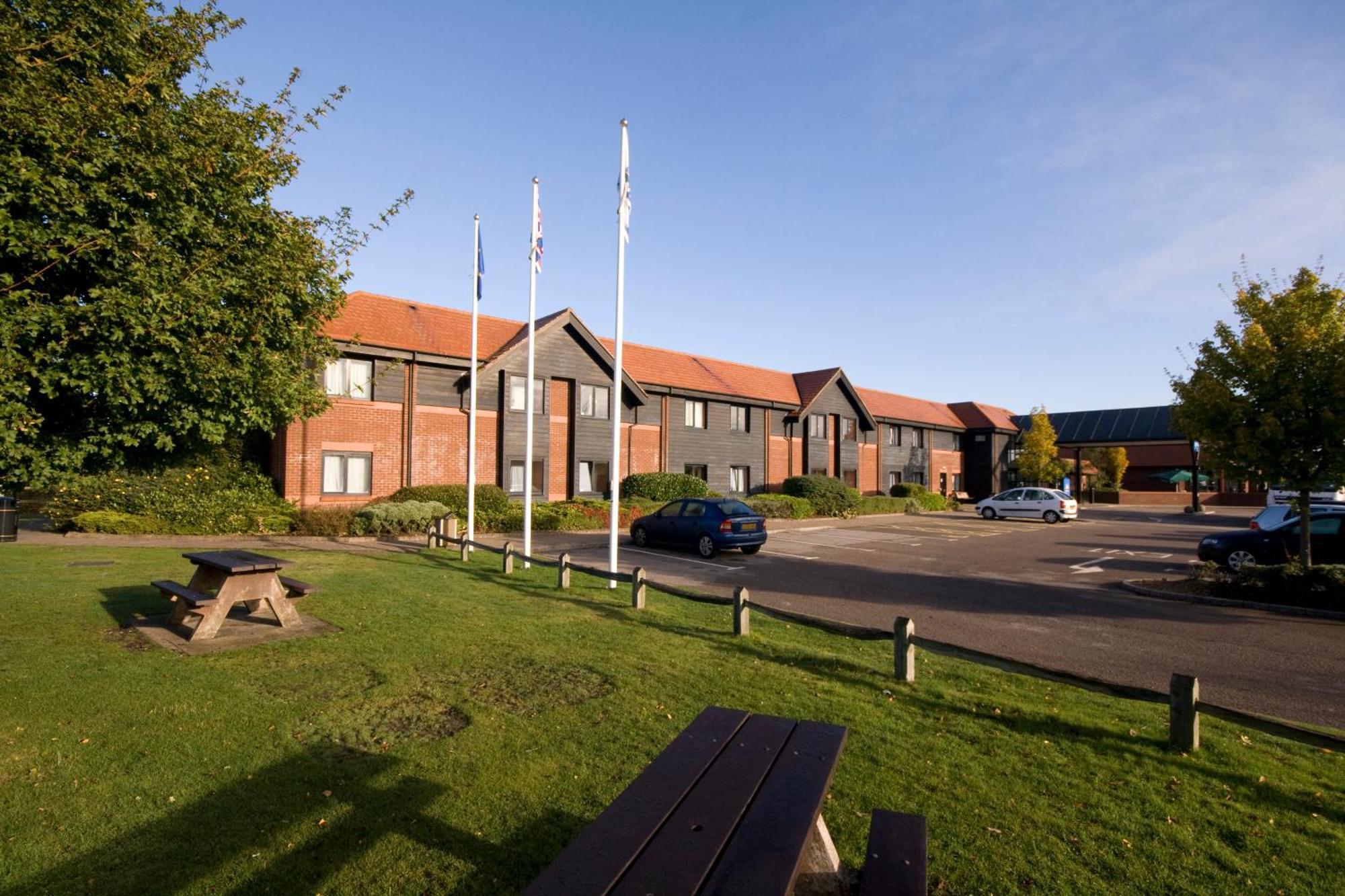 Days Inn Stevenage North Baldock Exteriör bild