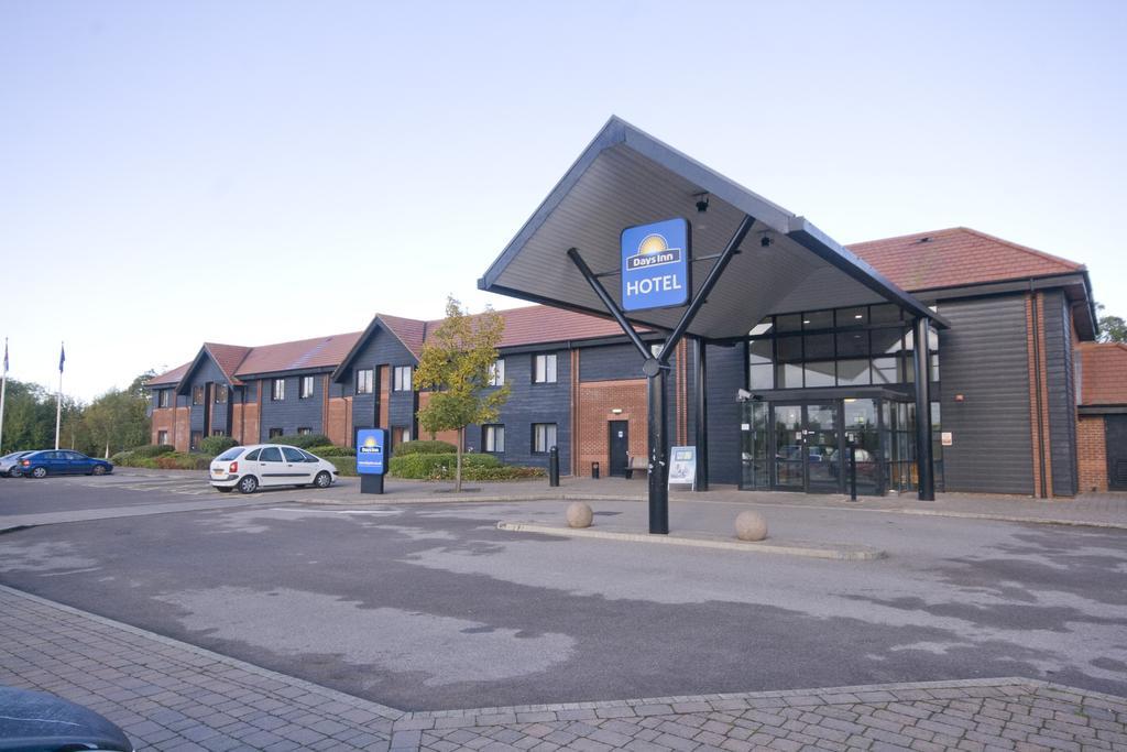 Days Inn Stevenage North Baldock Exteriör bild